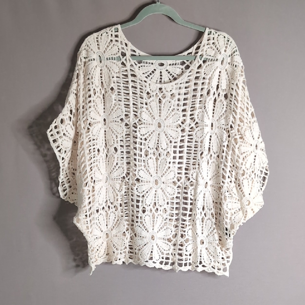 OS Soft Daisy Crochet Batwing Top-NWT